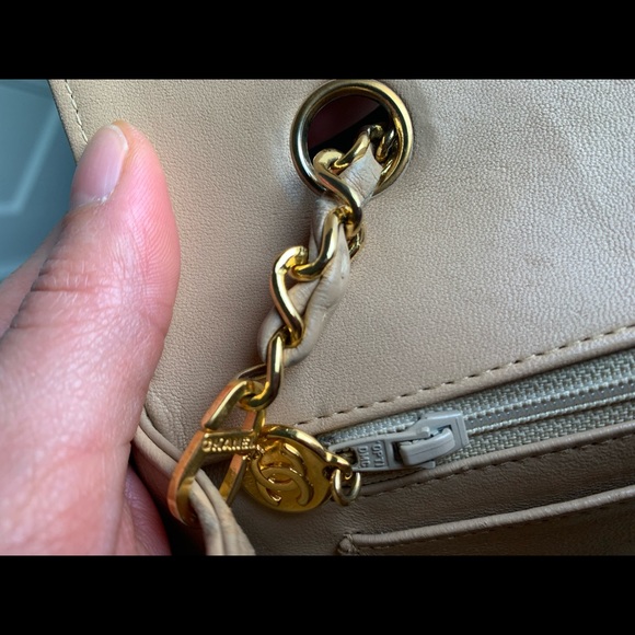 Vintage Classic Single Flap in Beige Lambskin in 24GHW - Picture 15 of 15